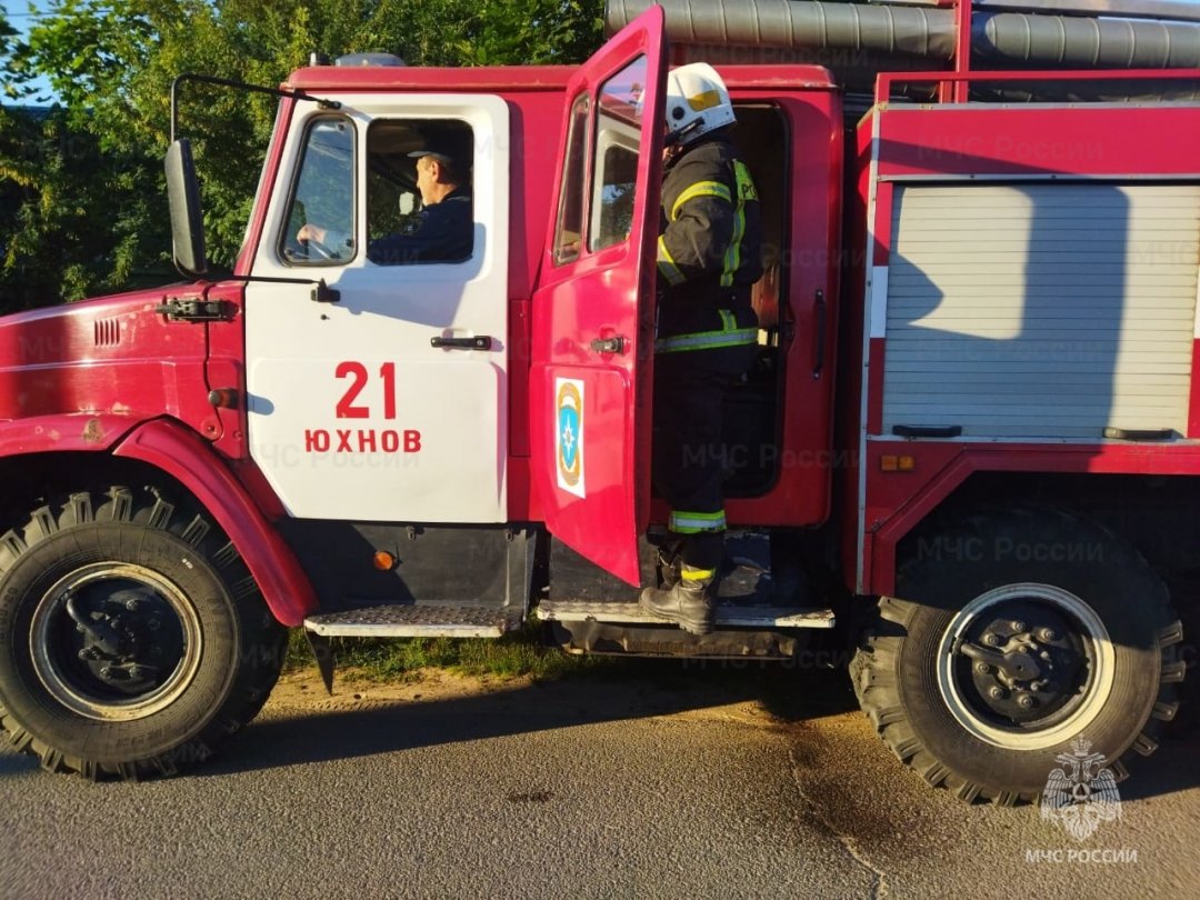 Спасатели МЧС принимали участие в ликвидации ДТП в Юхновском районе, 206 км. А-130 